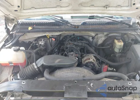 2000 Chevrolet Silverado 1500 from USA, damaged, VIN 1GCEC19V4YE218913